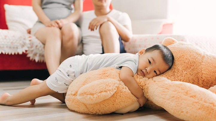 sleepy toddler adjusting to time change