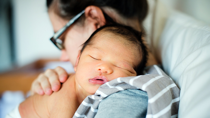 how to burp a sleeping baby, baby sleeping on mom's shoulder