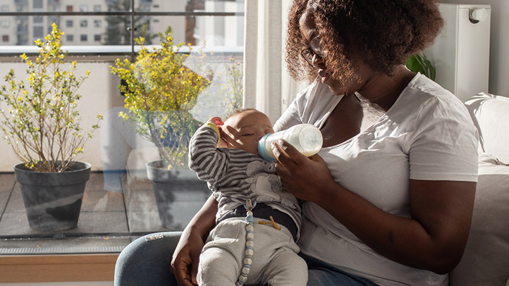 how to combo feed without compromising breast milk supply, formula and breast milk, mom bottle-feeding her baby