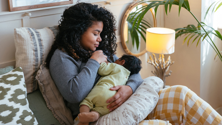 wake baby to feed, mom nursing sleepy baby at home